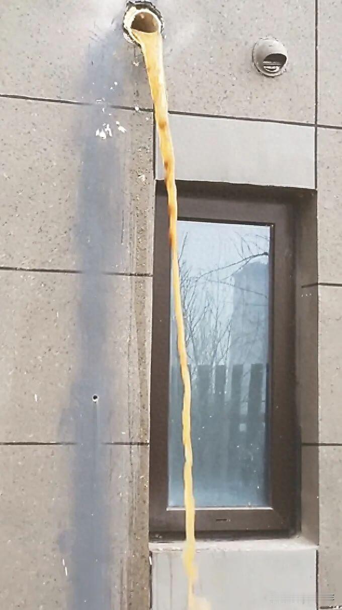 84万新房变粪水房！616次维权被踢皮球，这操作把人看傻了！江苏邳州这位老