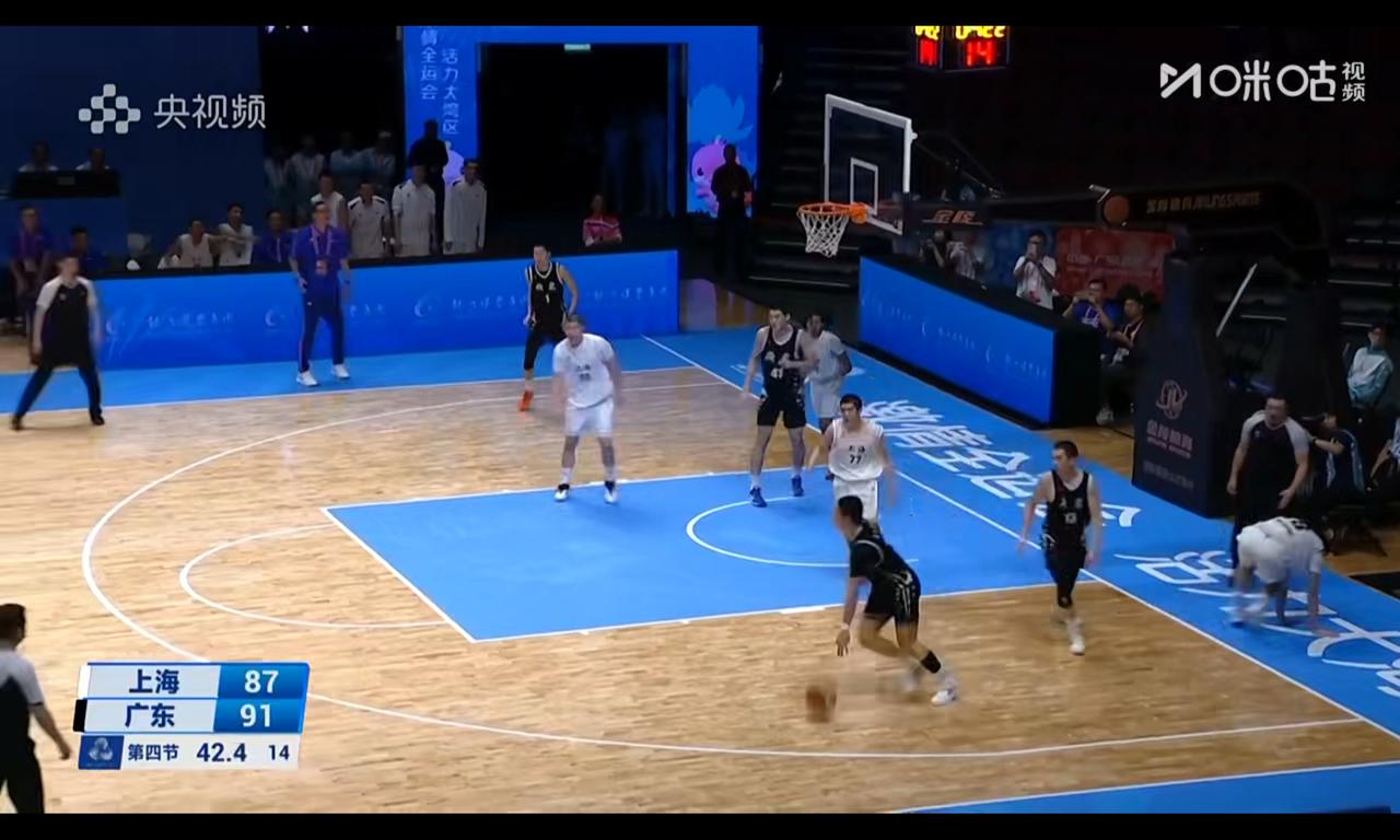 裁判关键争议球存疑，广东球员接球踩中线，这就算同回场球吗？最终广东队93:8