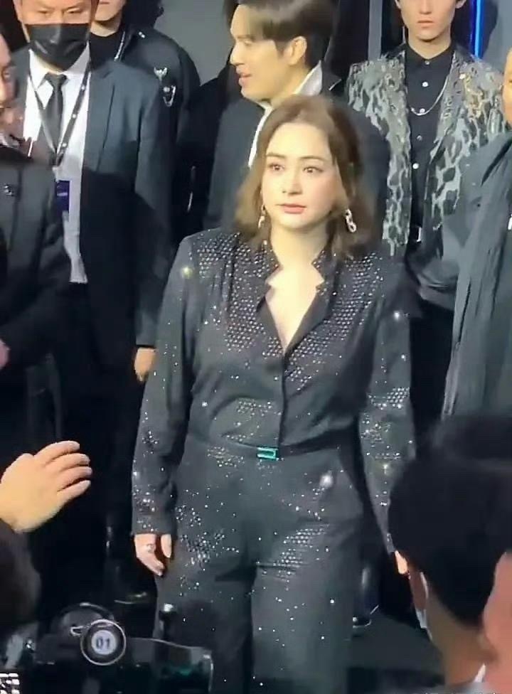 看阿娇跟钟汉良合影，事实证明美跟胖瘦无关，阿娇胖了也是很漂亮的。