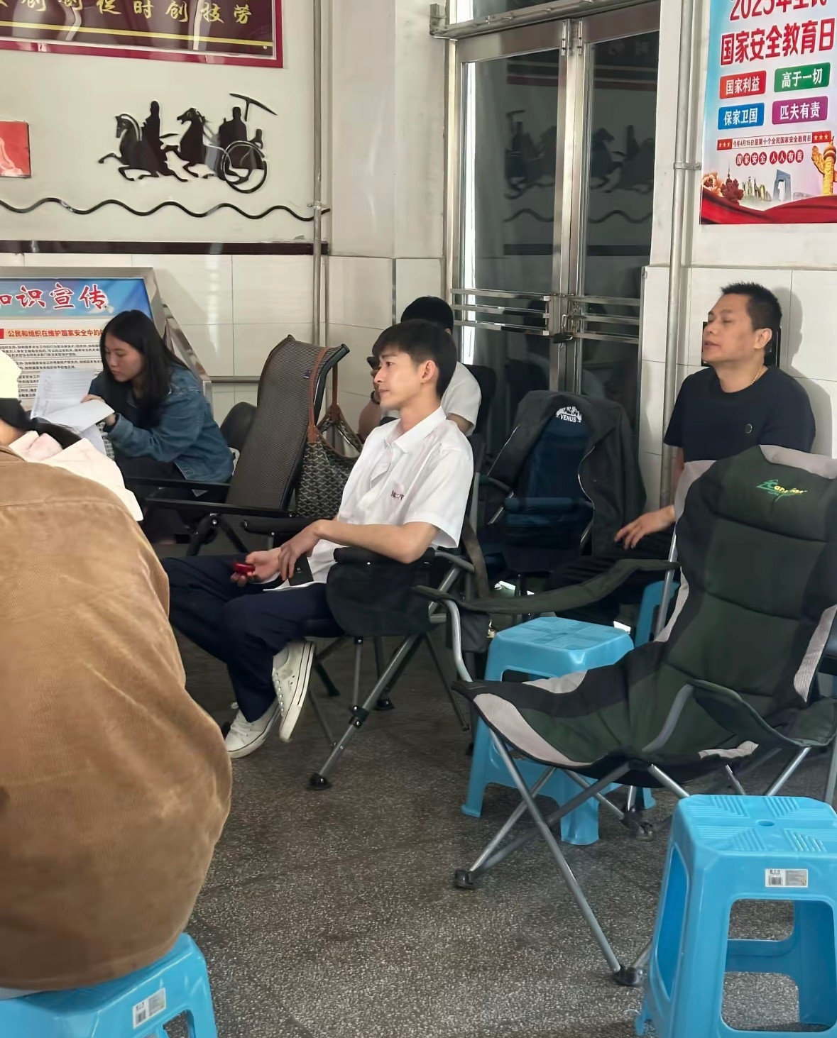 张翰又去演高中生了张翰又去在演高中生了？？哥你怎么又来逆龄挑战了……张翰还在演