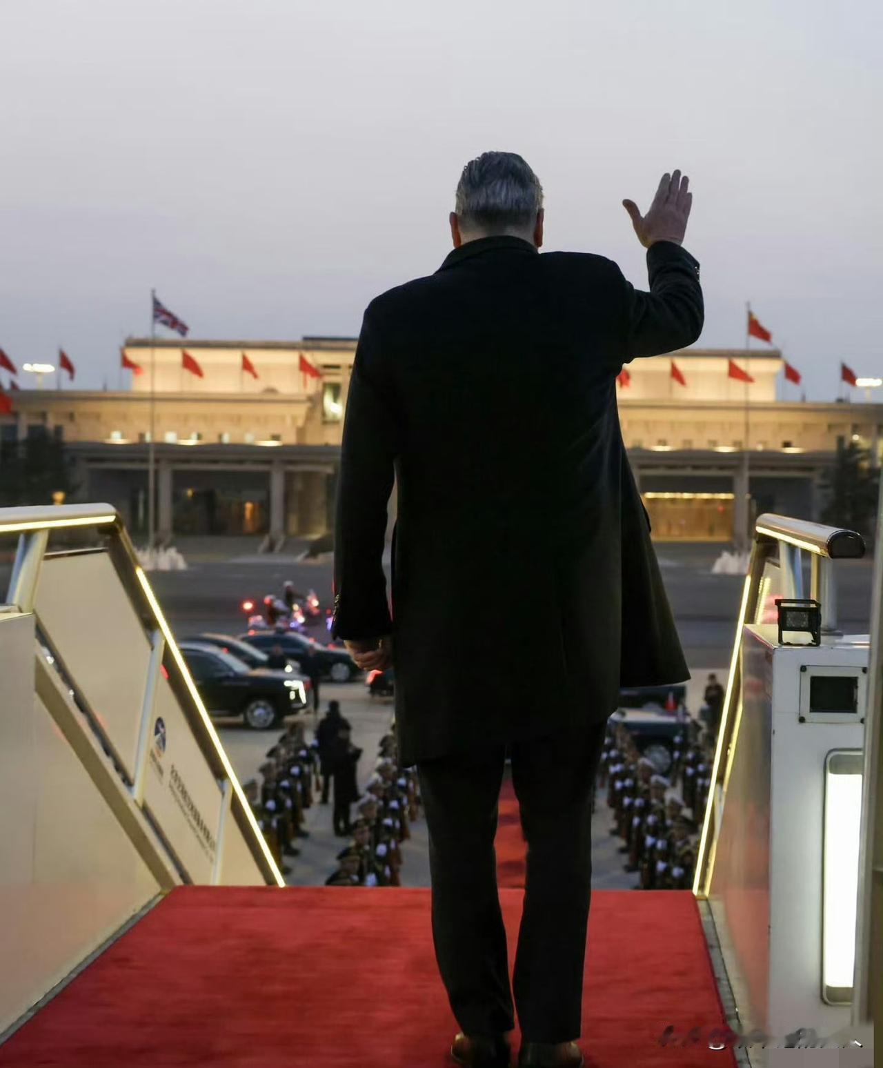 背影？哪个家伙的？谁拍的？你们猜？[捂脸哭]