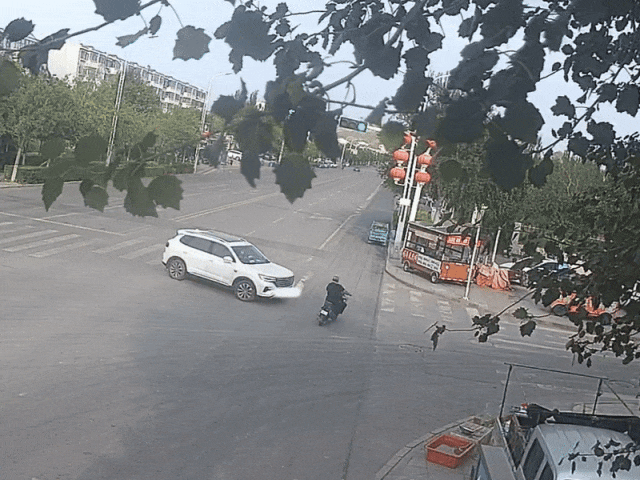 丈夫举报妻子肇事逃逸！近日，乌海市一处交叉路口发生交通事故。一辆