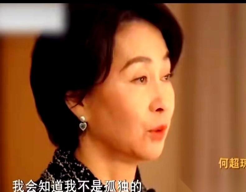 何超琼一句话，把我给说愣了。她说，人活着，身家那串数字没啥意思，明天就有人比你