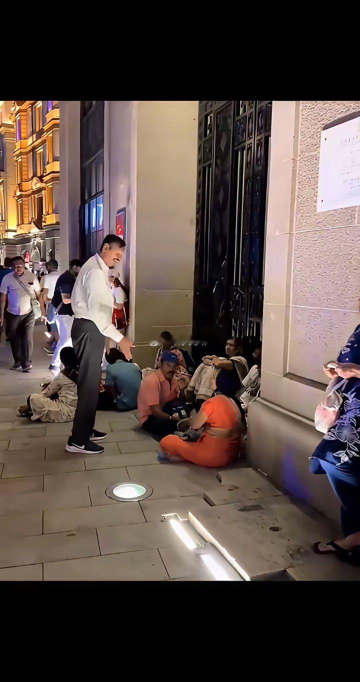 深夜印度游客，席地而坐上海街头休闲成了上海街头靓丽风景线