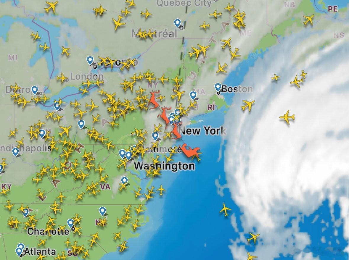 过两天，可以在网上追踪圣诞老人的飞行轨迹了。圣诞老人的雪橇也有飞行器注册号：H