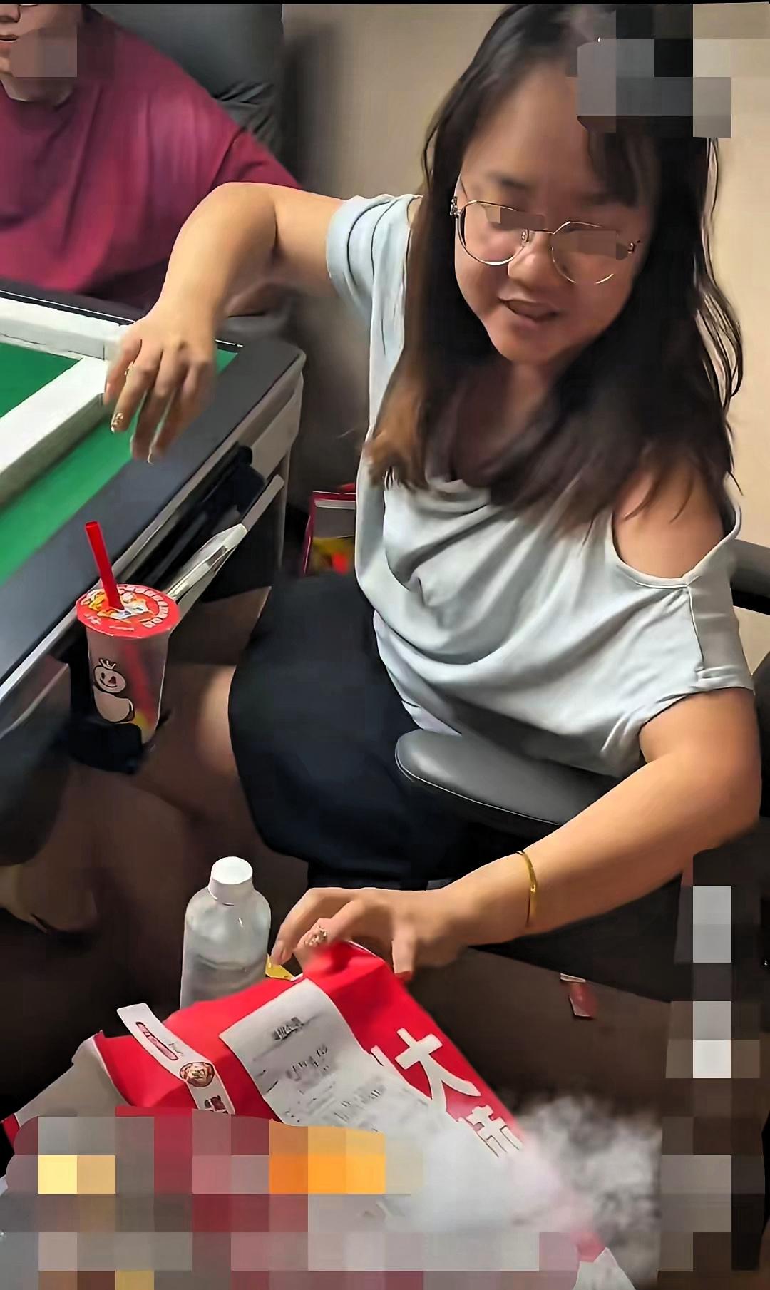女子在外卖平台点了18块钱的鸡柳，吃的一根不剩发起了仅退款，外卖小哥得知订单被莫