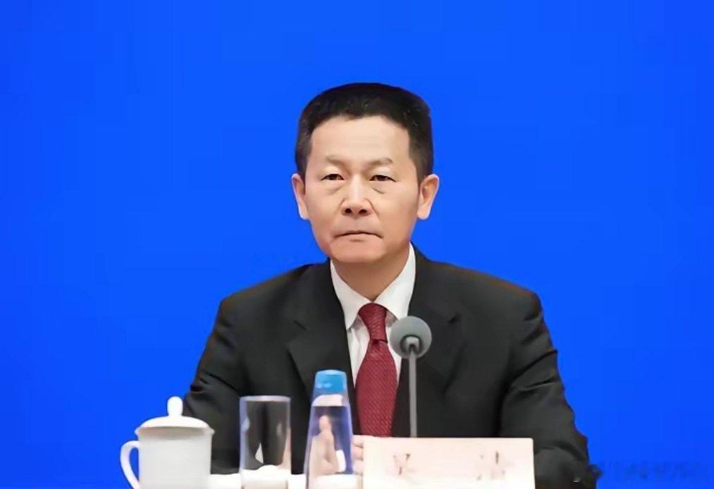 大普微股价证监会动手了，又抓着一个。2041万成交，罚7万。他把自己的证券账户借