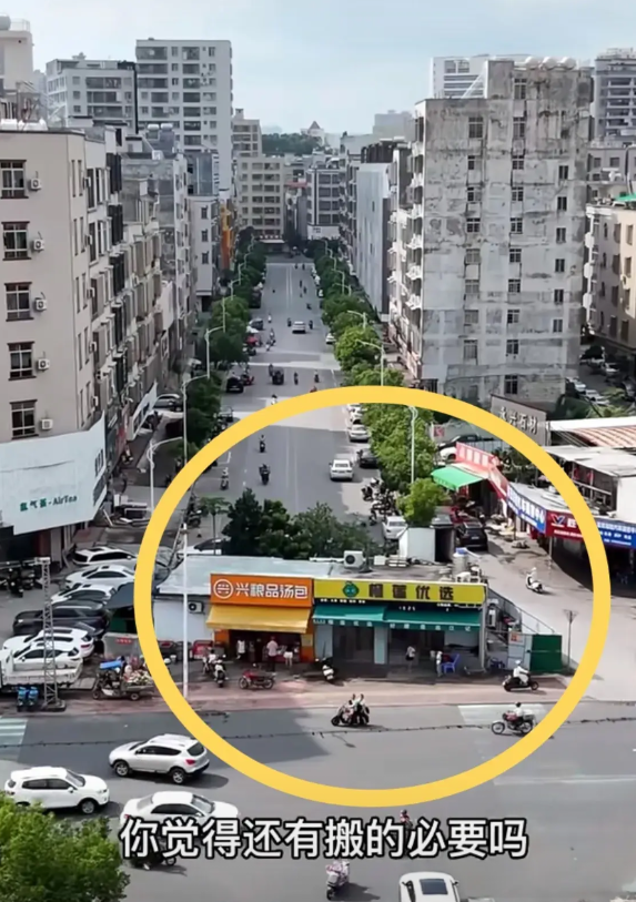 很多人骂这个钉子户太傻，当初给几十万都不愿拆迁，但现在这两间门面，一间自己开店一
