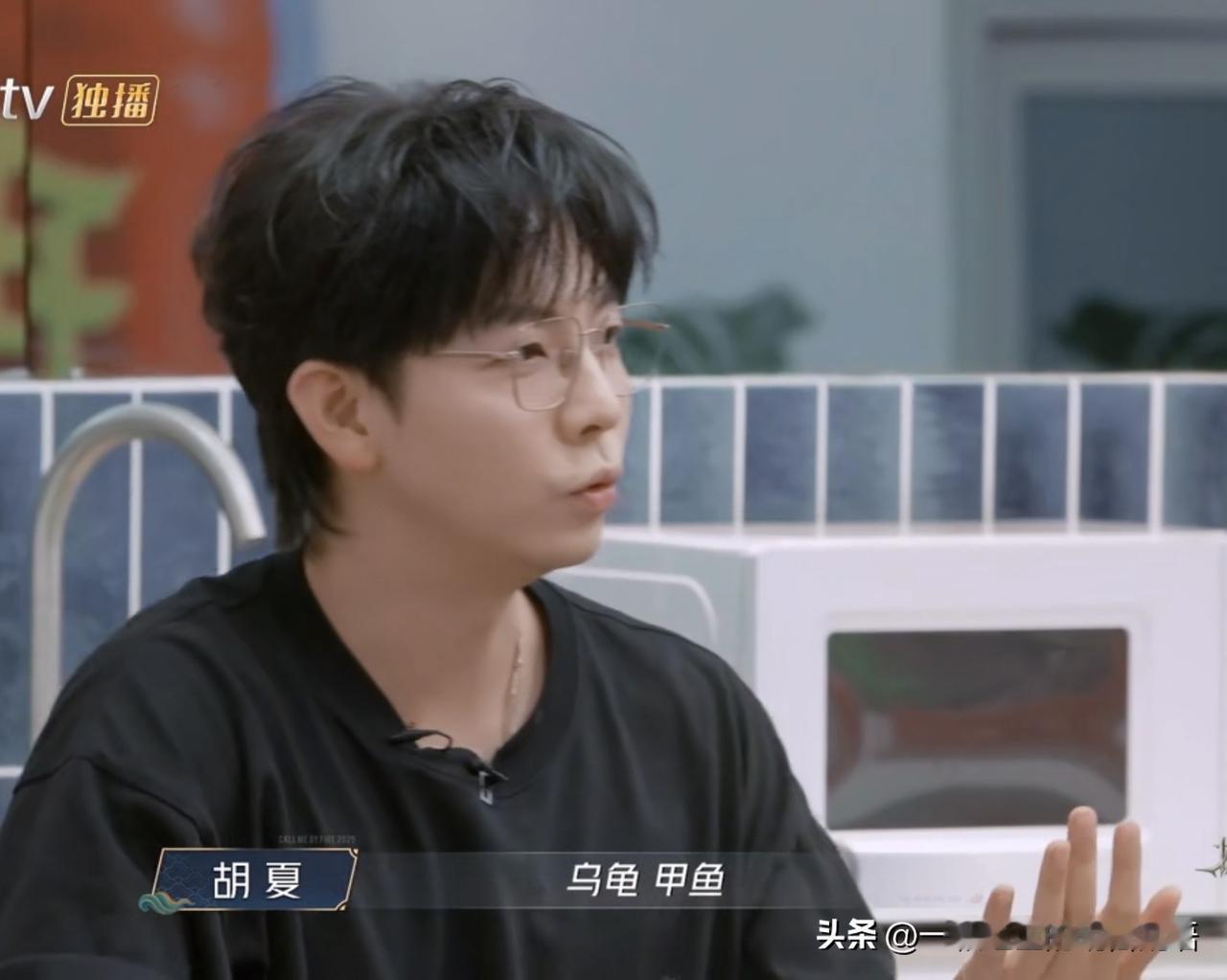 胡夏一本正经地说：“我有很多东西不吃，乌龟、甲鱼、鸽子……天上飞的我都不吃。”张