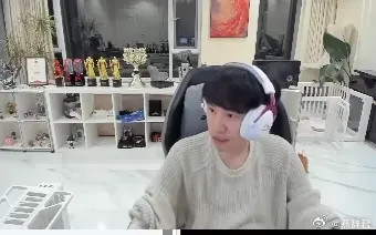 Doinb说自己进去了DOTA尴尬期，现在冠绝五排没有大神带就玩不了，但是大神带