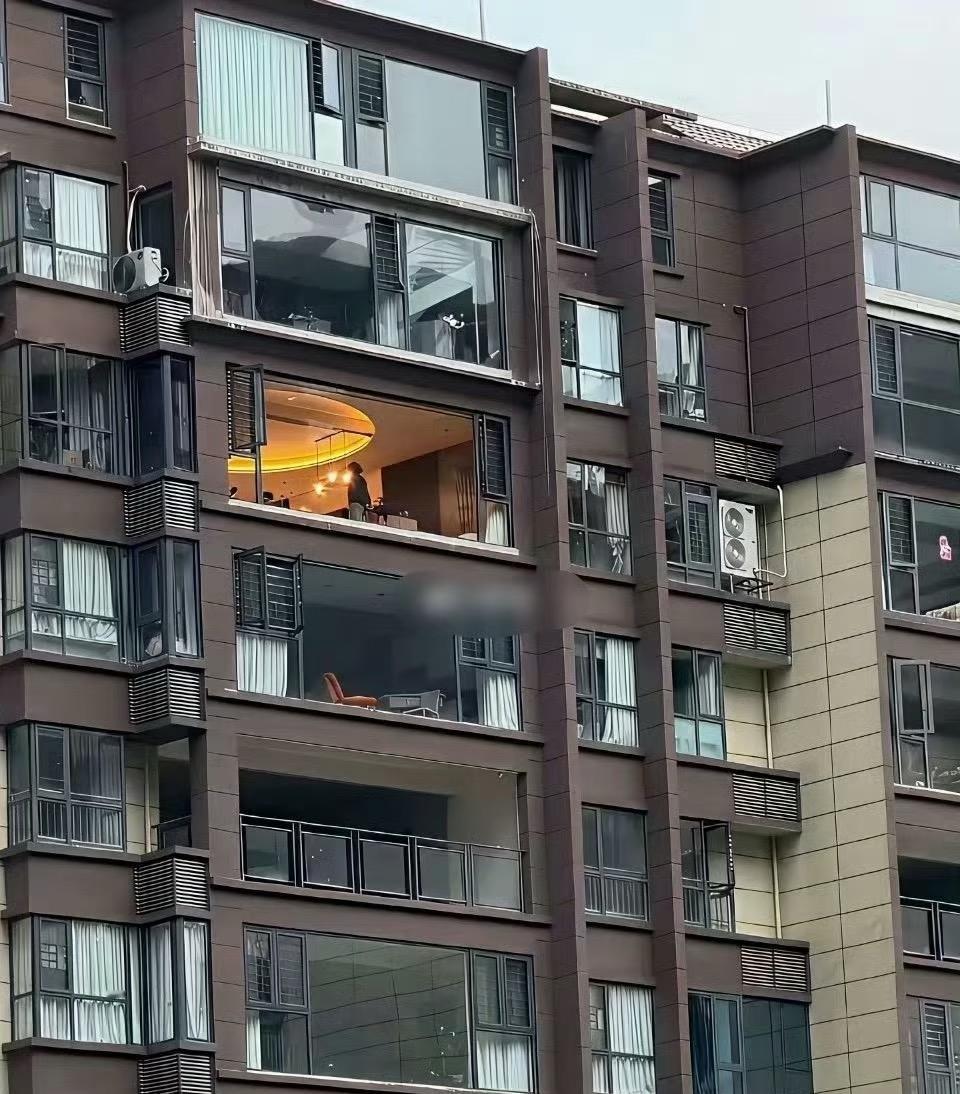 这么大的门窗都没隐私。窗外如果不是景观的话为啥还有那么多人做大落地窗，隐私是