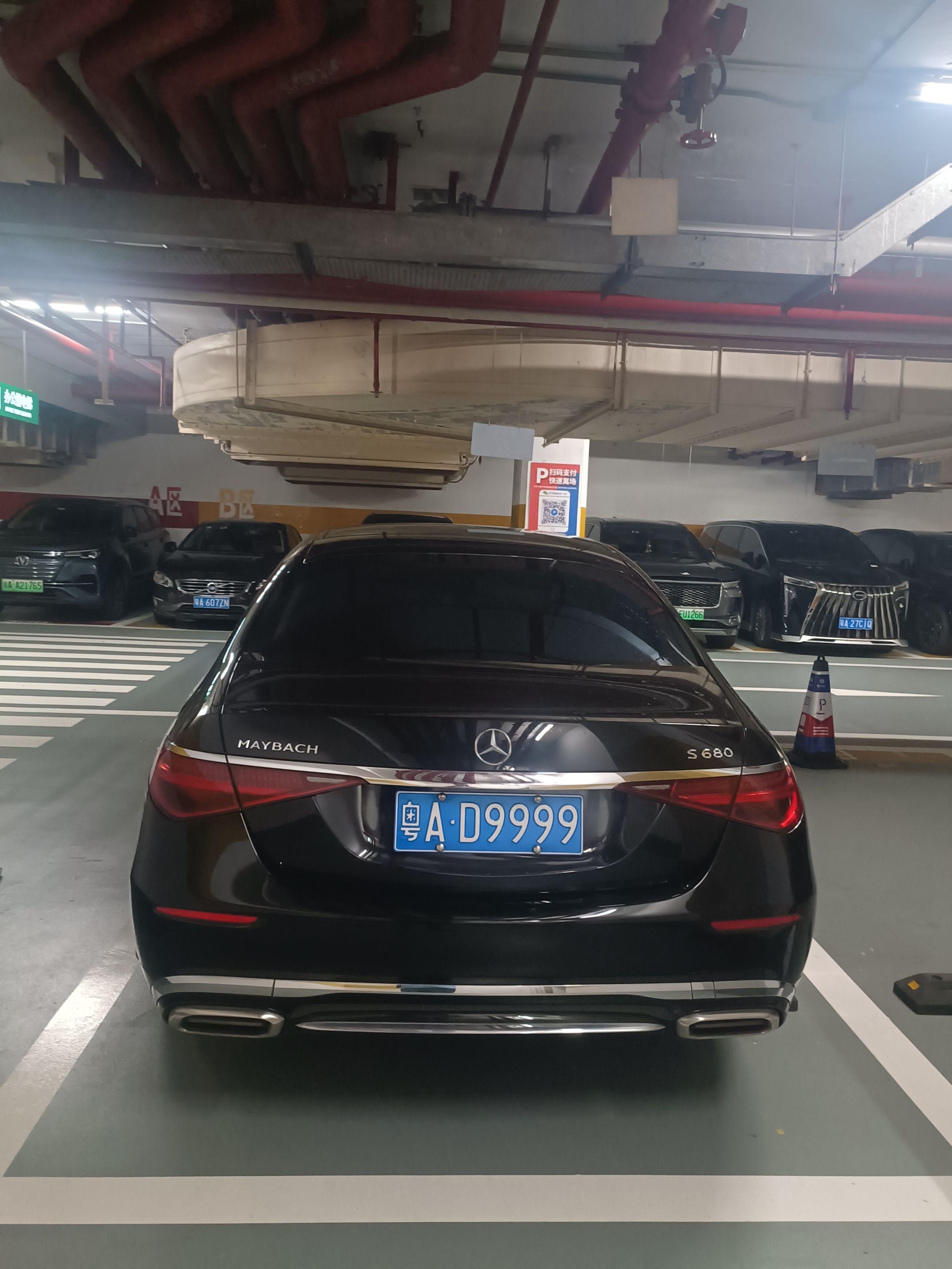 地库偶遇迈巴赫S680。 V12引擎，奔驰天花板级别的行政座驾。 粤A...