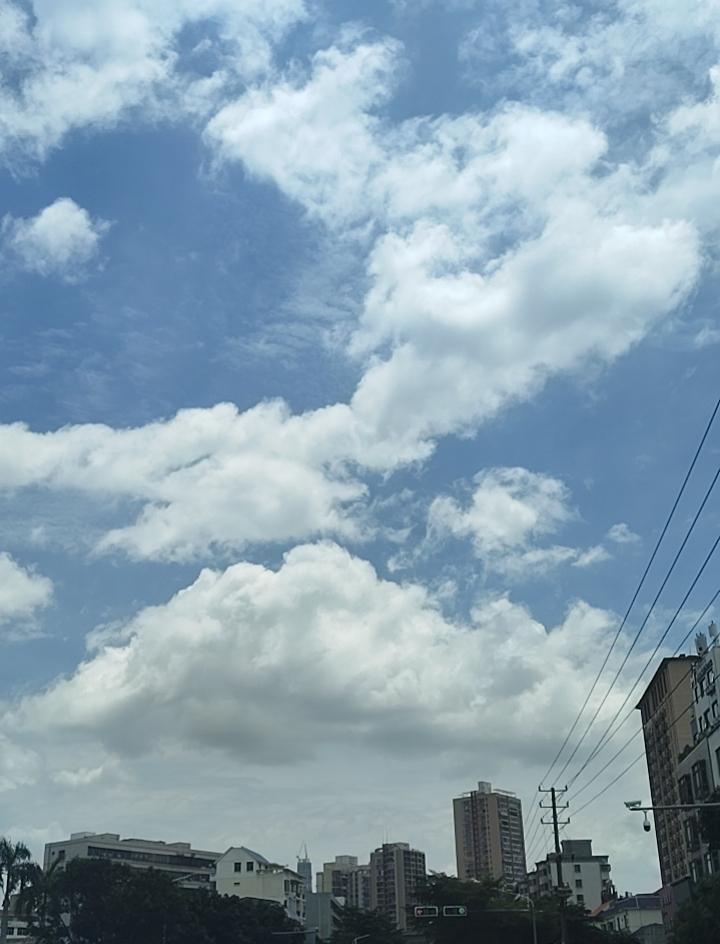 出门办事时，还是晴空万里，办完事用了一个多小时，出门一看，雨下的很大。看看时间