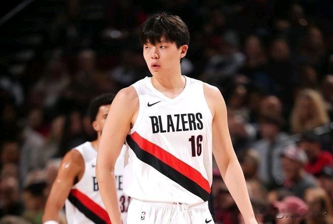 别甩锅杨瀚森！开拓者不给机会，谈何跟不上季后赛节奏？开拓者险胜马刺后，媒体