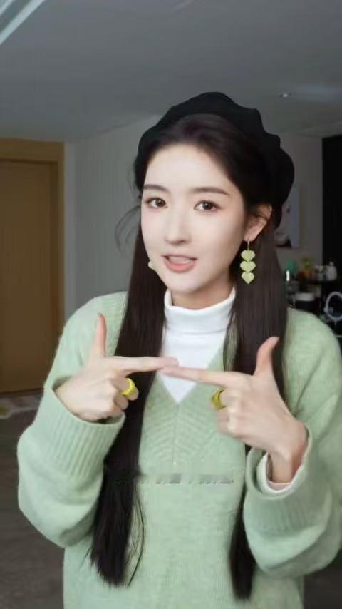 王玉雯这把冲刘亦菲来的原来女明星也爱低调的科技感！刷到王玉雯分享的提车日常，