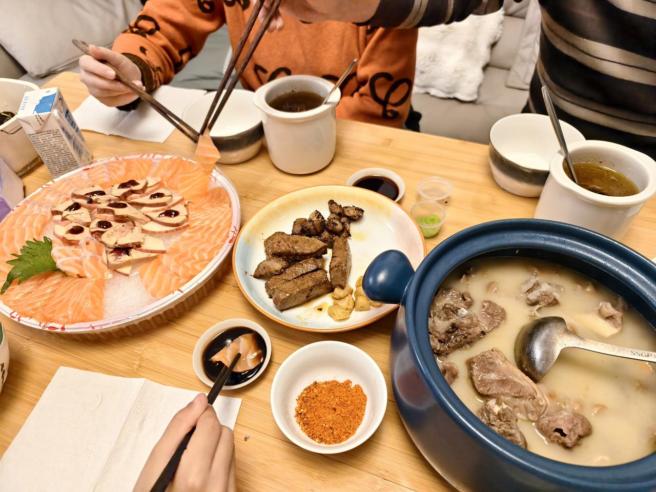 婆婆做饭，问儿媳妇娃娃爱吃什么，媳妇说番茄炒鸡蛋，婆婆说公公不爱吃这个菜，让媳妇