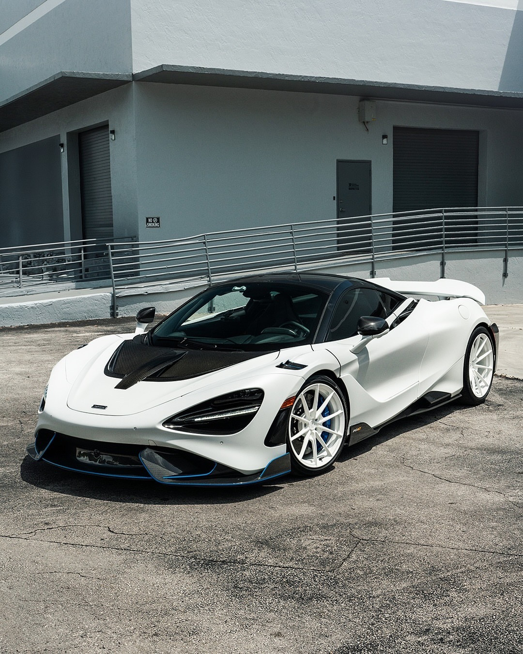 迈凯伦McLaren765LT配备了重量优化的19x9.5/2