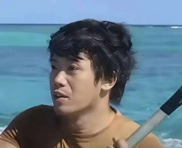 南海那场海上交锋的最新视频在网上转疯了，那个拿着棍子在充气艇上蹦得最欢的菲律宾挑