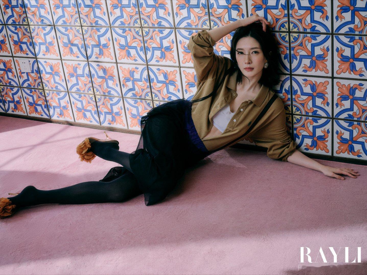 江疏影初夏慵懒大片晚风温柔，初夏氛围感徐徐袭来。江疏影随性松弛定格镜头，自带成熟