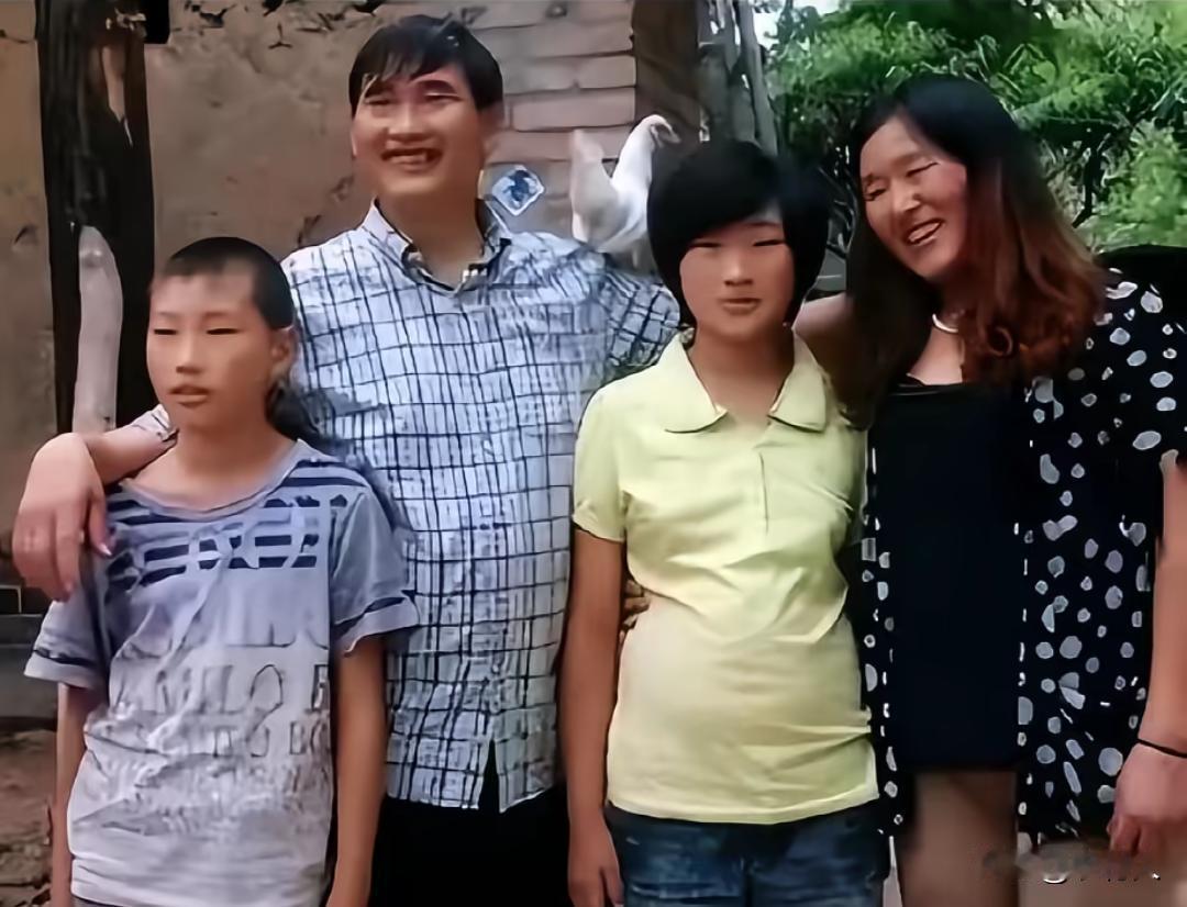 “大衣哥”朱之文早年一家四口的合影，身旁是妻子李玉华，前面站着女儿和儿子。当