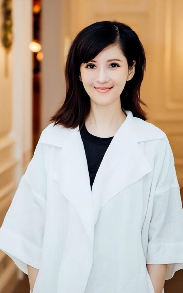 沈星，1978年9月25日出生于广东珠海，毕业于华中师范大学中文系。曾是央视主