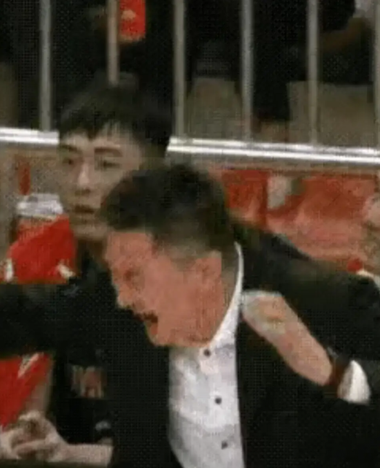 杜峰有可能麻烦了，考验篮协的时刻又到了。吉吉事件不了了之，一系列事件还没完，杜峰