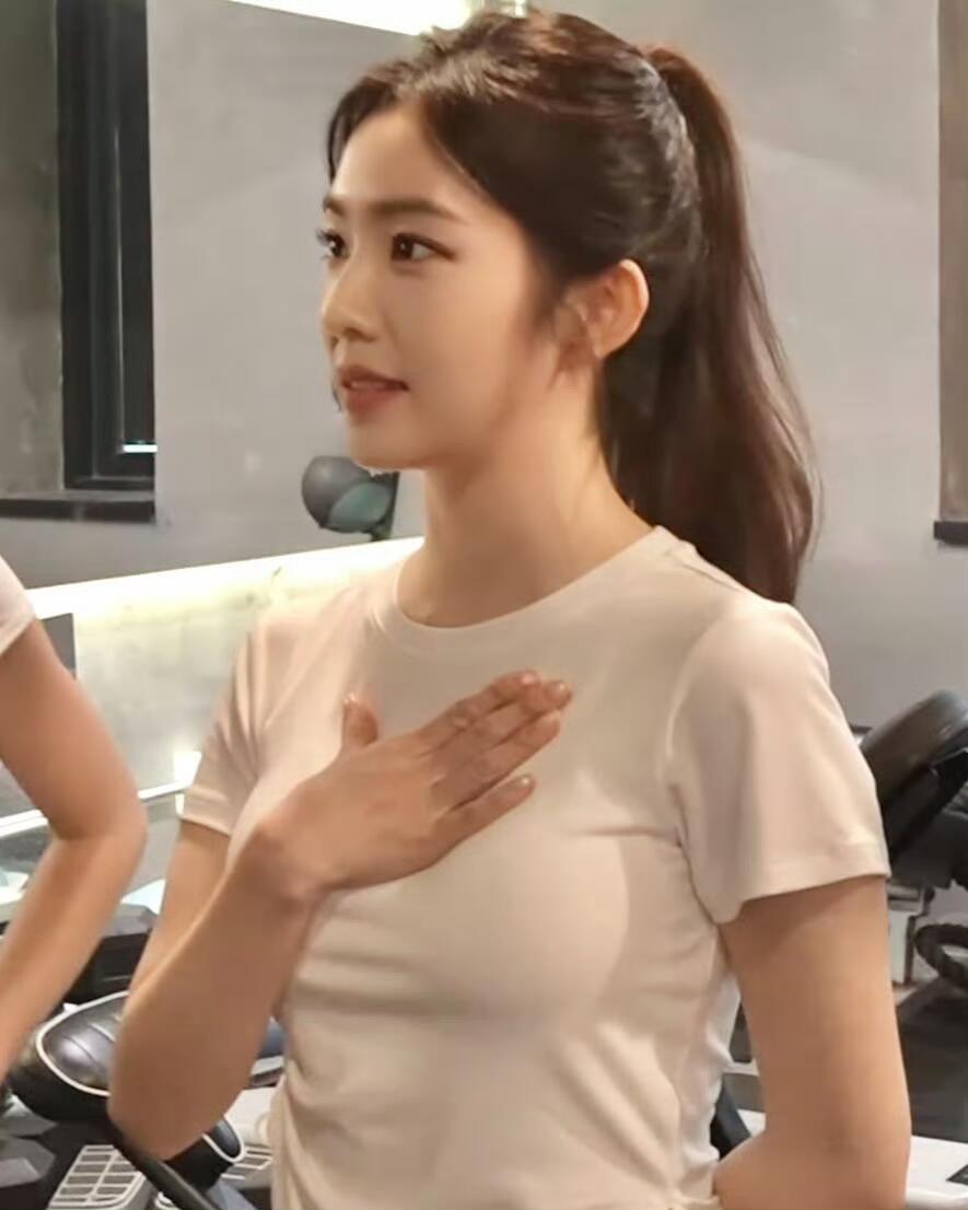 不是裴姐你好大😍😍我们姐不仅长得美身材也超好！以前怎么没注意到姐的眼镜这么