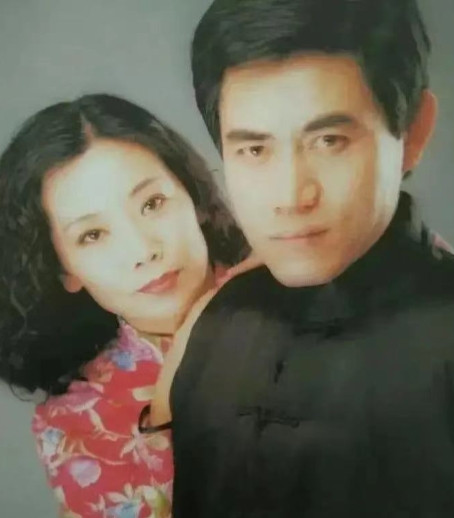 1999年，老戏骨陈宝国送儿子出国念书，主持人李静问：每个月给多少生活费？ 