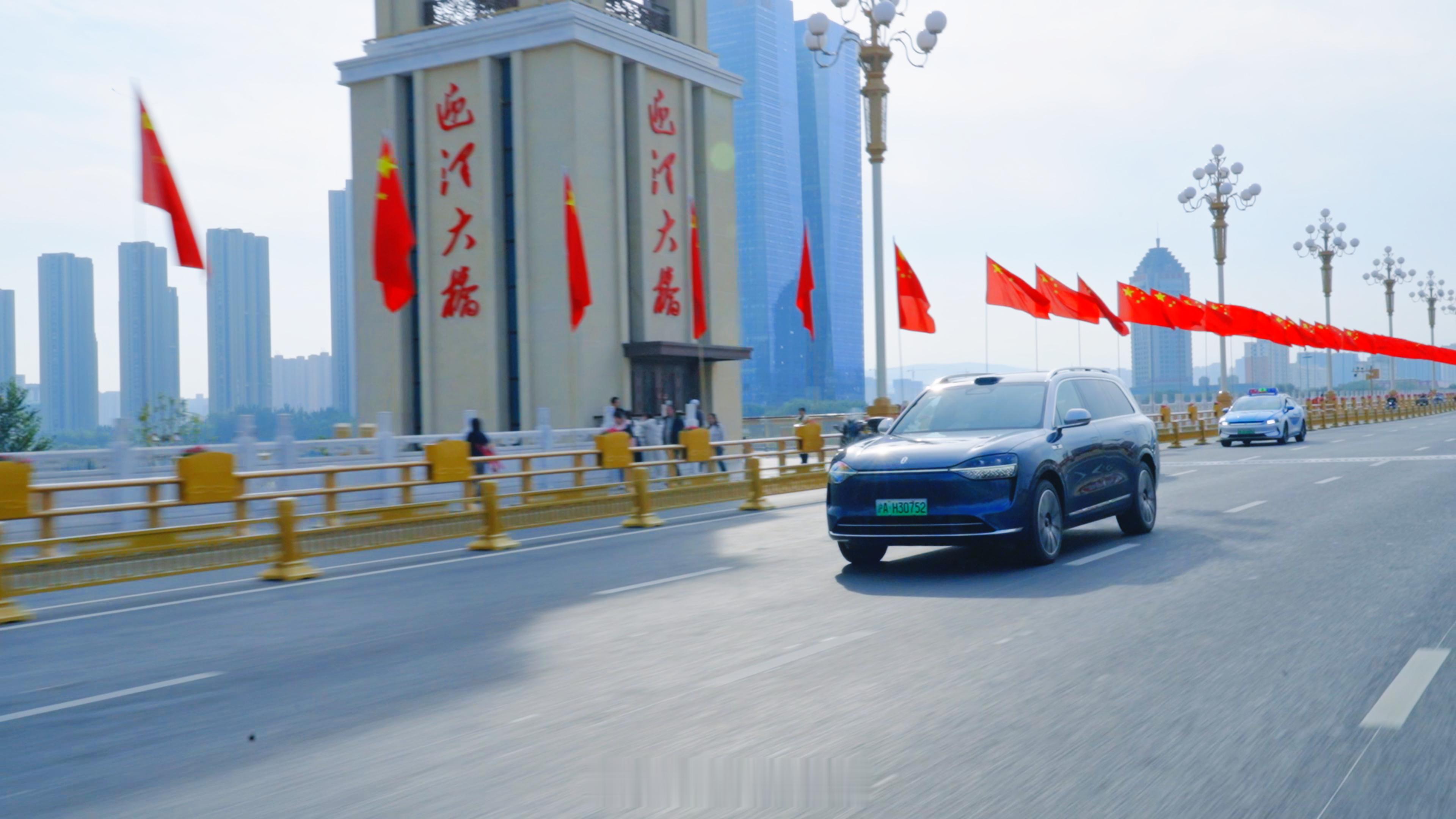 问界M9是第一款，成功向高净值客群植入“智能网联汽车”概念的产品，这不是暴论而是