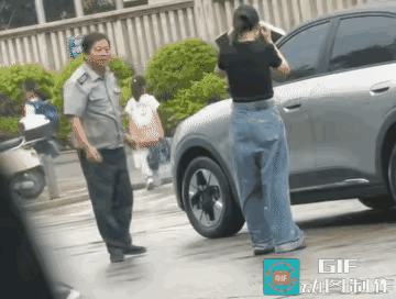 反转了！保安不是正当防卫！图1是被人恶意剪辑了，只看到女子抬腿踢保安的镜