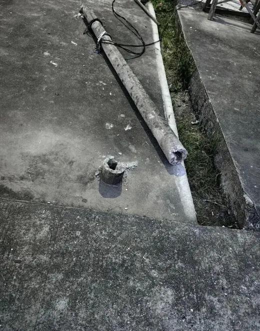 43天了，湖南益阳那个穿粉色裙子的小女孩，再也没能回家。夺走她生命的，不是飞驰的