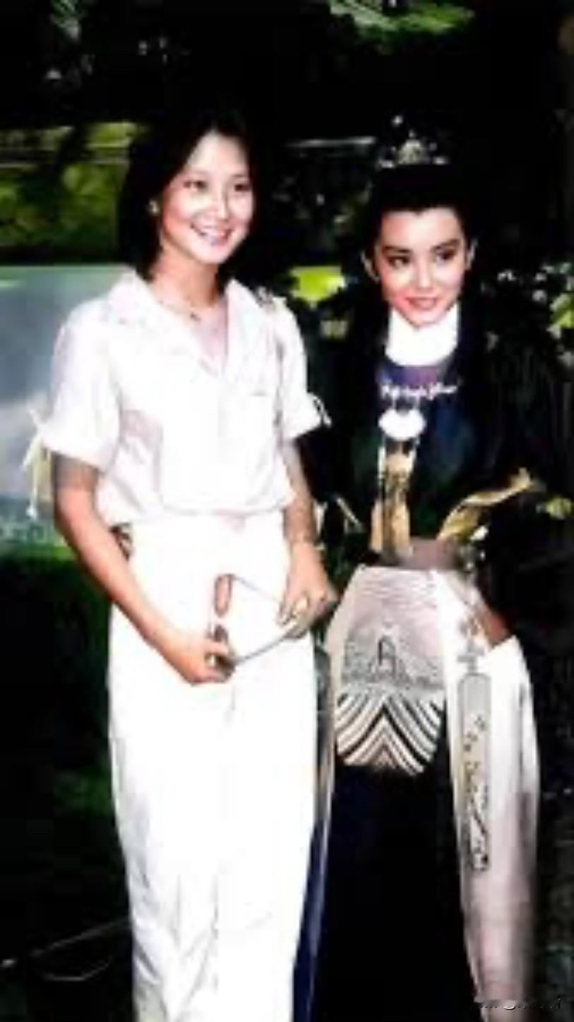 林青霞和妹妹林丽霞林青霞23岁时，在片场和妹妹林丽霞的合影。果然，美女的妹妹