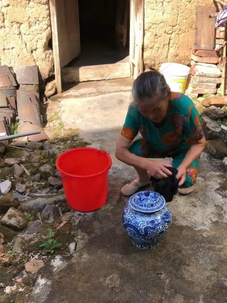 我说太脏了老人家说洗干净点卖我
