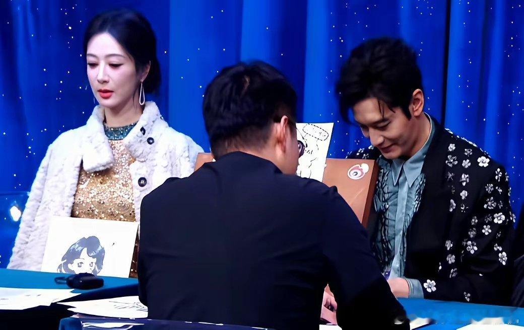 “我帮你转《生命树》了吗？”黄晓明一句话，杨紫愣住了。微博之夜后台，黄晓明上来