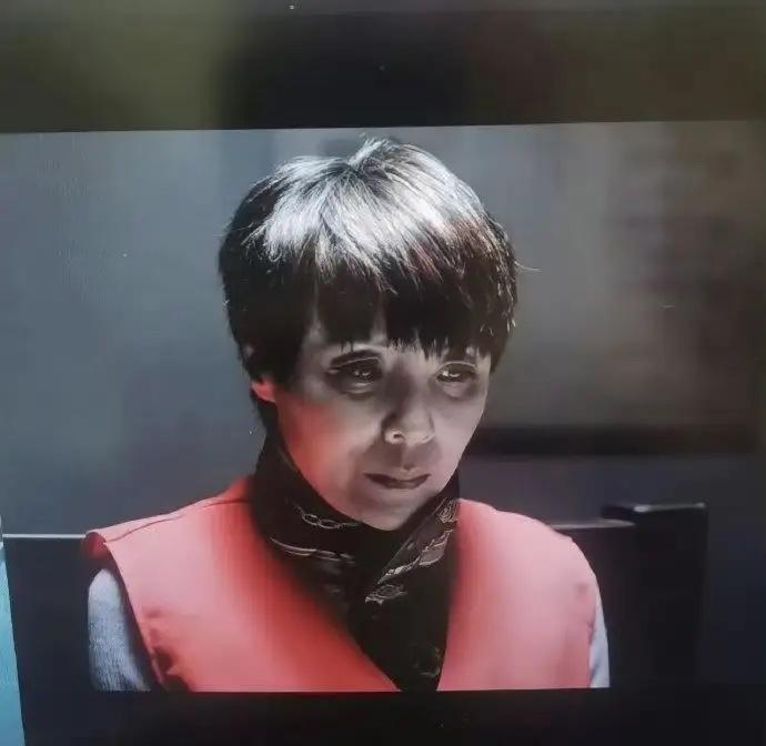 《人民的名义》中最匪夷所思的镜头，大家看看侯亮平送给欧阳菁的蛋糕上写的什么？导演