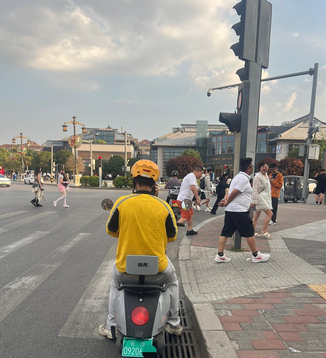 最近发现西安街头的外地牌电动车越来越多了，今天下午在大雁塔大唐芙蓉园附近发
