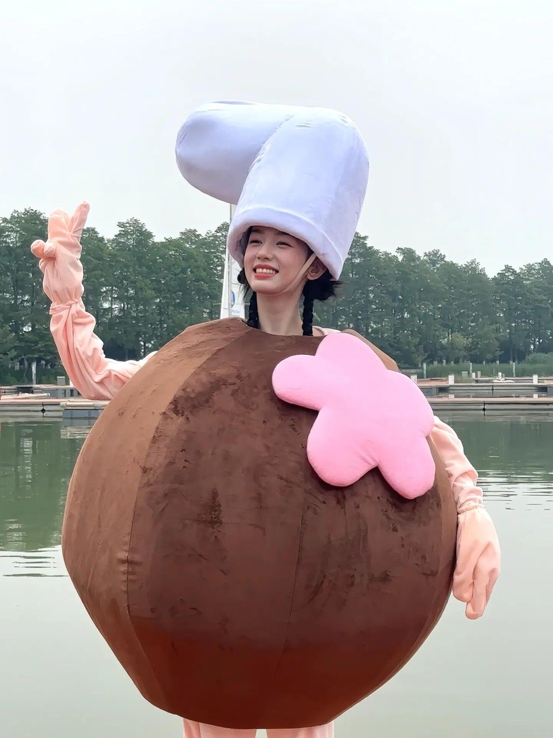 你是周也那她是谁救命！翻到周也早期抽象视频笑不活了！所以美女都是自带搞笑天赋的