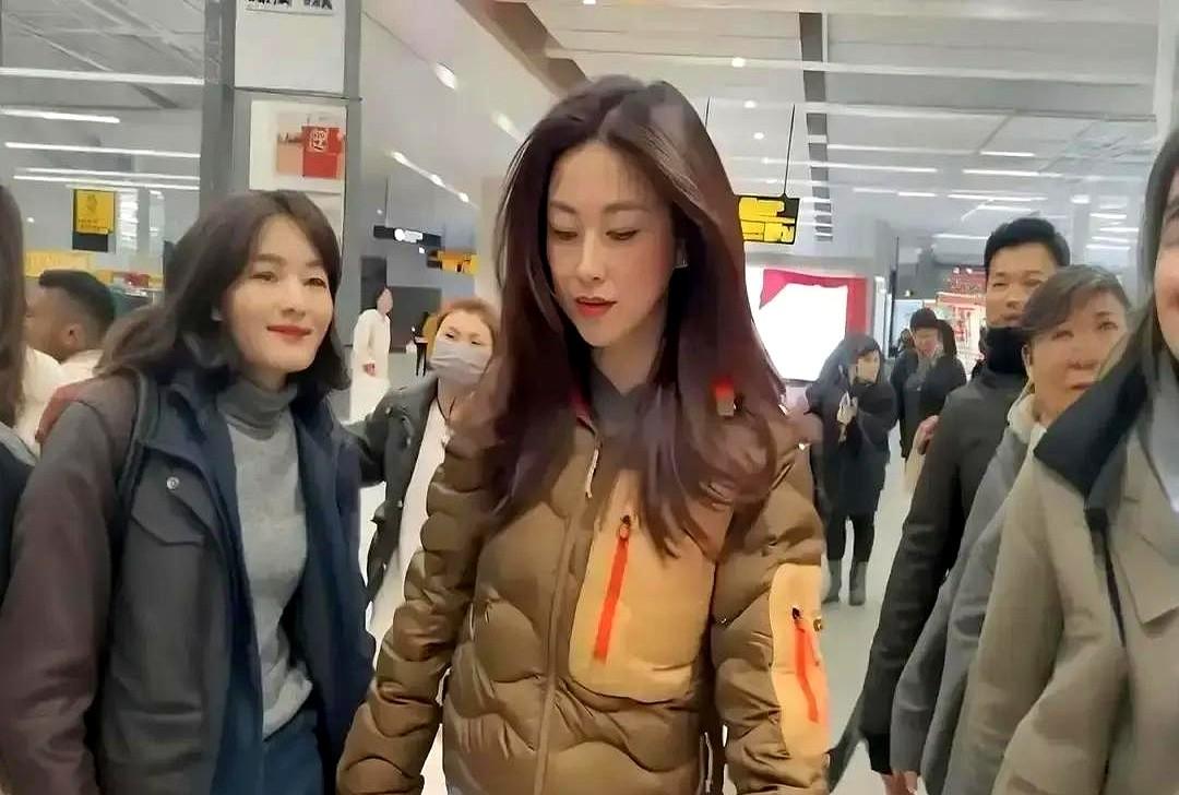 别提了，最近被一件衣服狠狠上了一课。我看到朱珠穿那件一万八的Moncler白