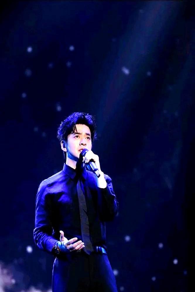 52岁的李健，把吃饭活成了一场苦修。白天一口饭不沾，灌几杯咖啡，顶着空肚子