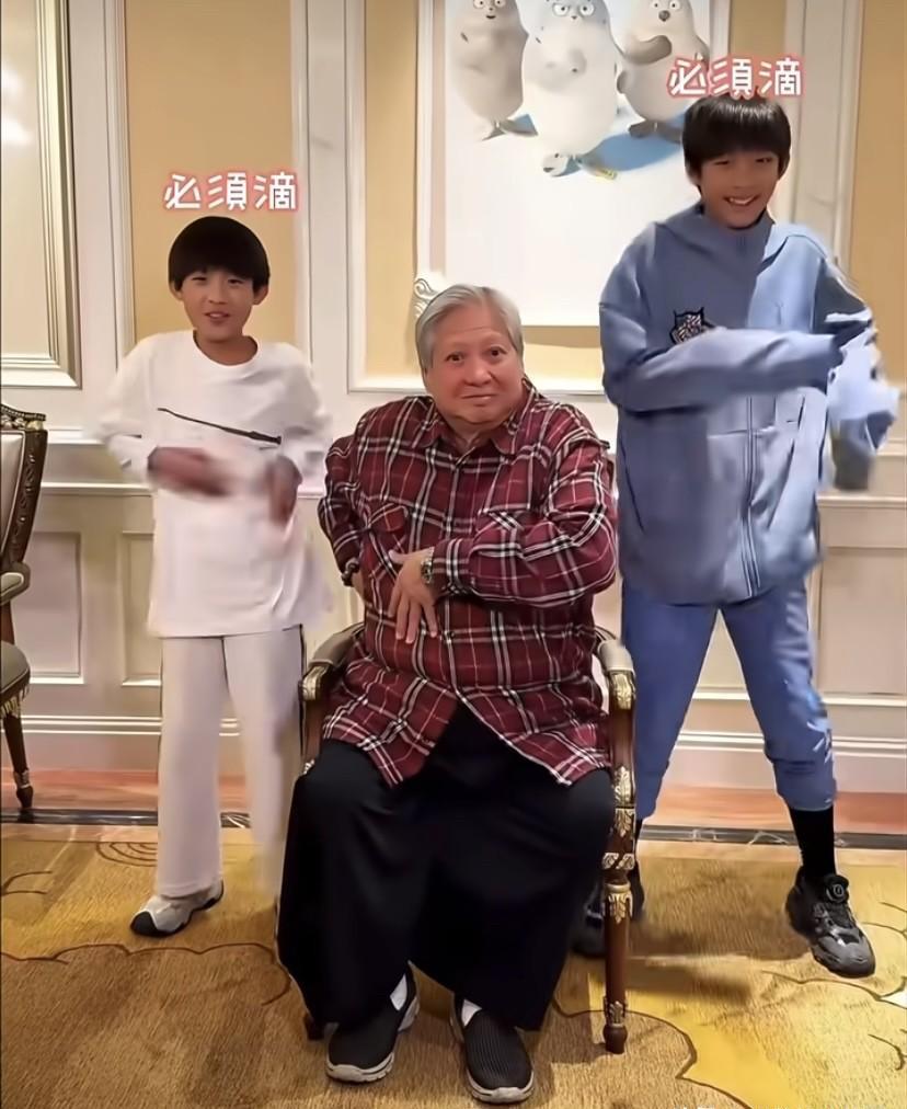 国际巨星成龙，70岁了还在片场玩命！可他拼得动事业，拼得回亲情吗？别被“龙叔