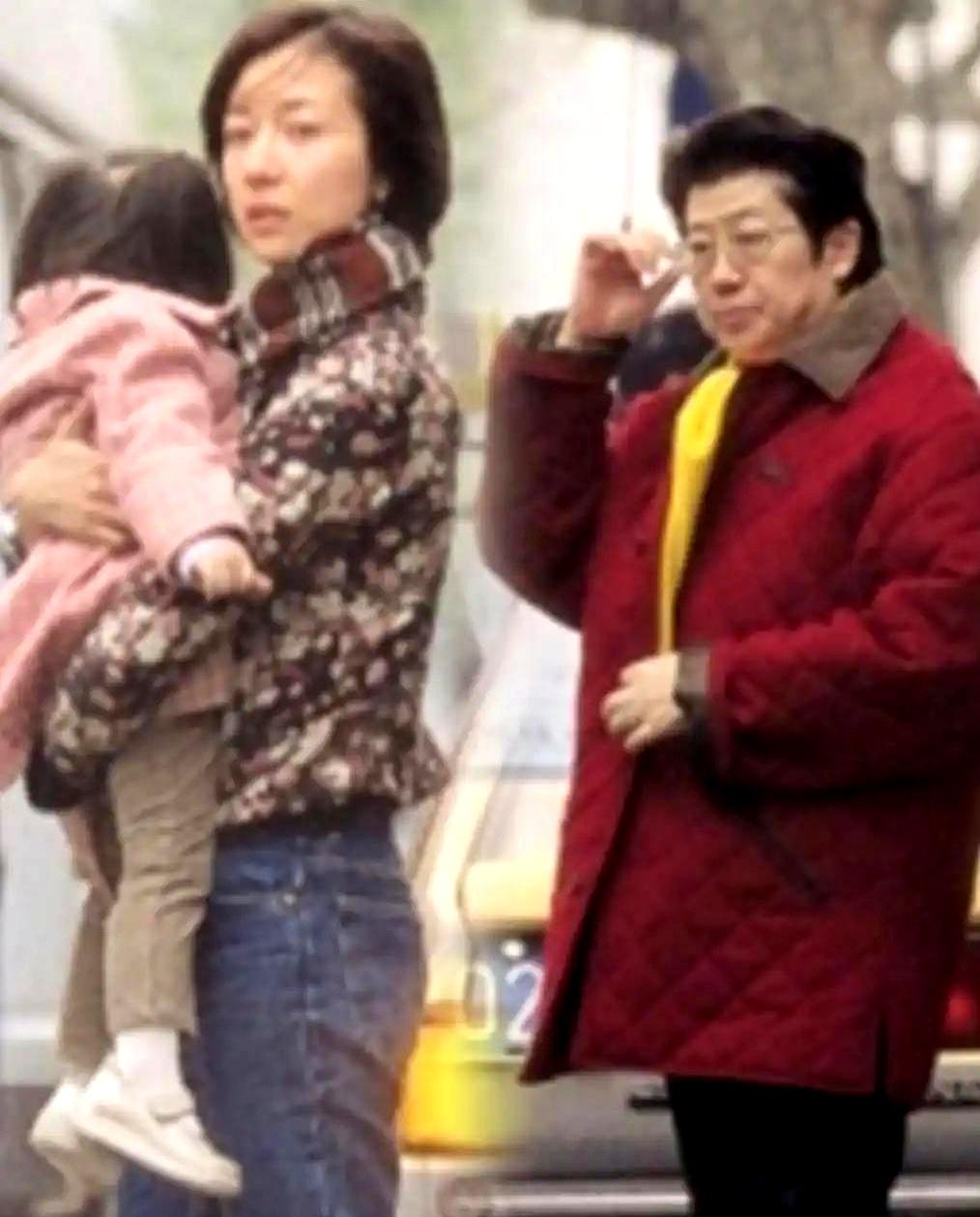 成龙私生女吴卓林，最近居然跟老爸“合作”了！2025年起，她工作室承接了成龙