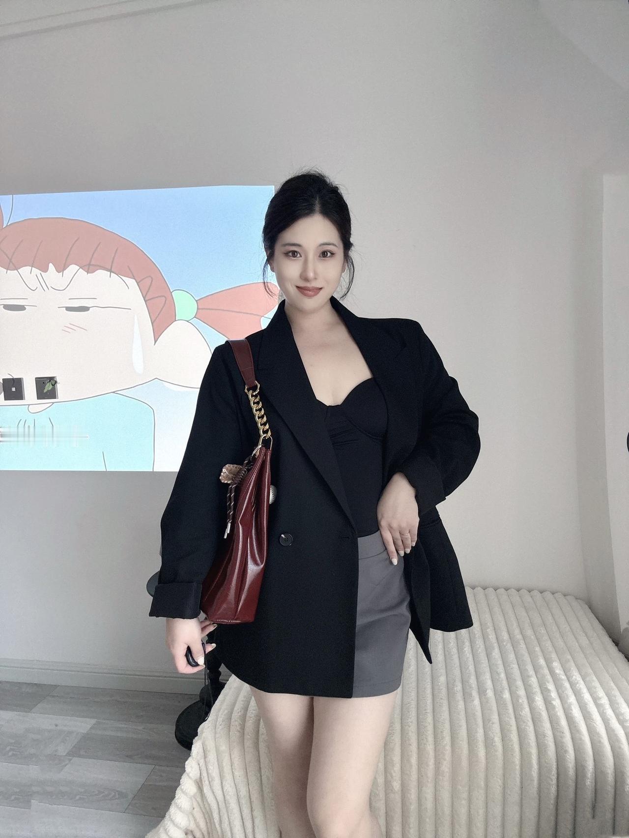 优雅黑外套搭配红包，都市时尚感十足！👗👜✨