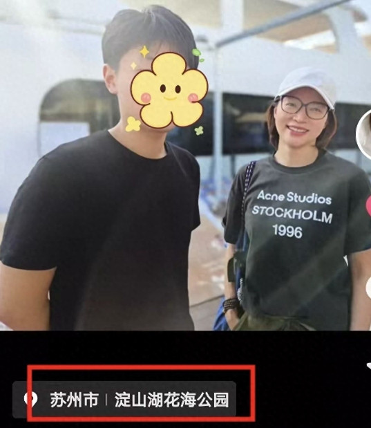 51岁董卿闪现浙江，带儿子坐游艇打扮休闲很富态，看起来胖不少