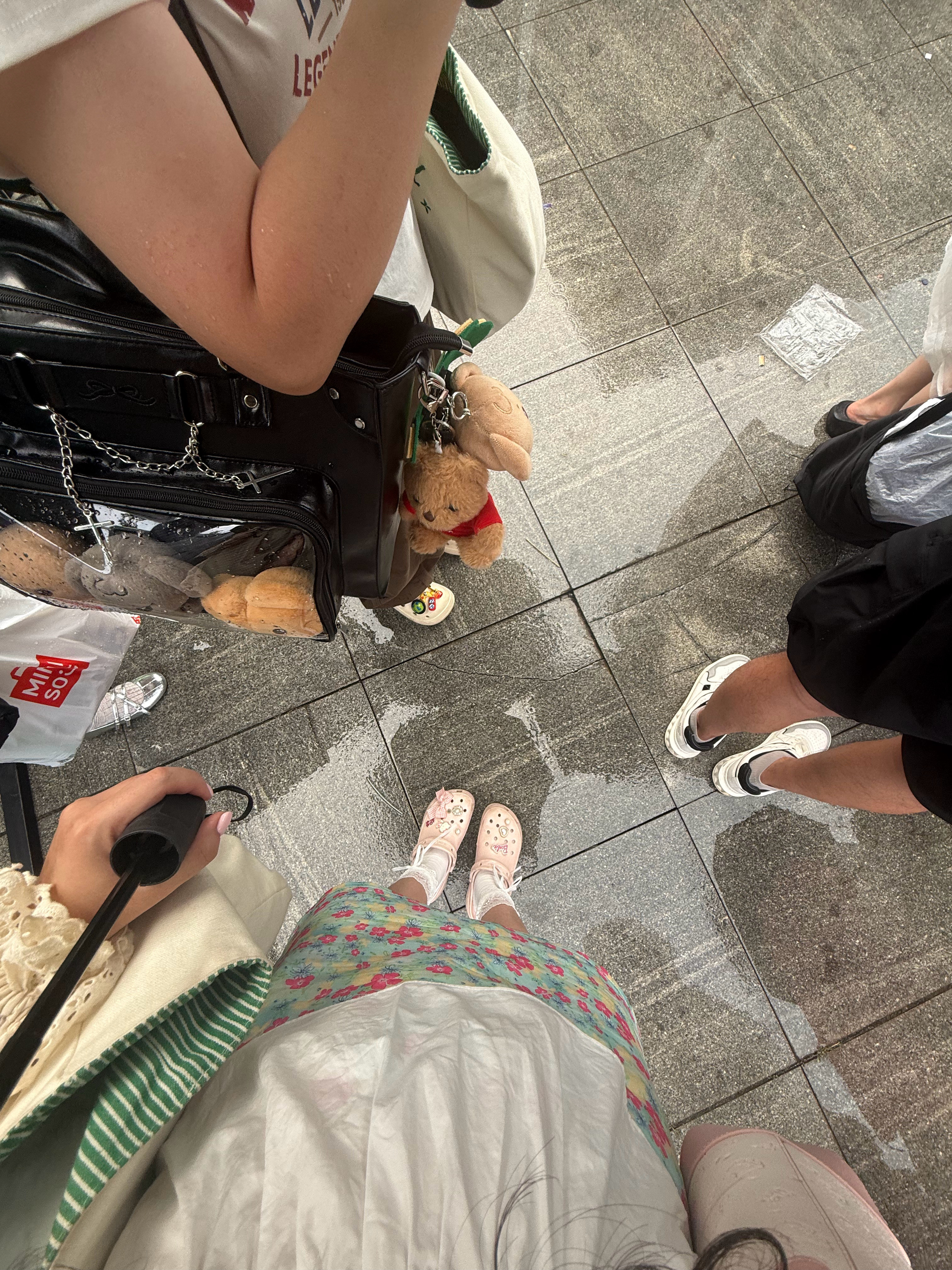 泽禹啊徐州下雨了我的洞洞鞋沾水会嘎吱嘎吱响​​​