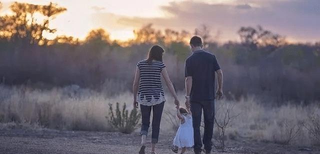 大家有没有发现一种现象：当父母中走了一个父亲，留下一个妈妈。子女就会来摆布妈妈，