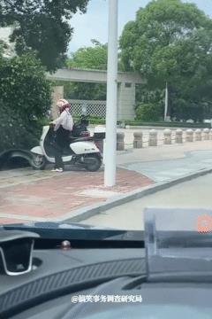 这位姐姐，我都看你半天了，今天是非要骑车吗？