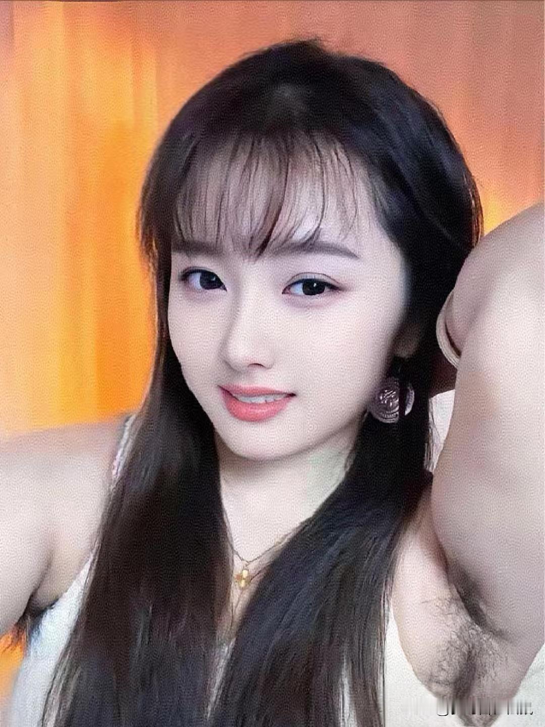 留腋毛的女生更迷人更自然。我们习惯了屏幕里光滑无瑕的“完美肌肤”，以至于看到