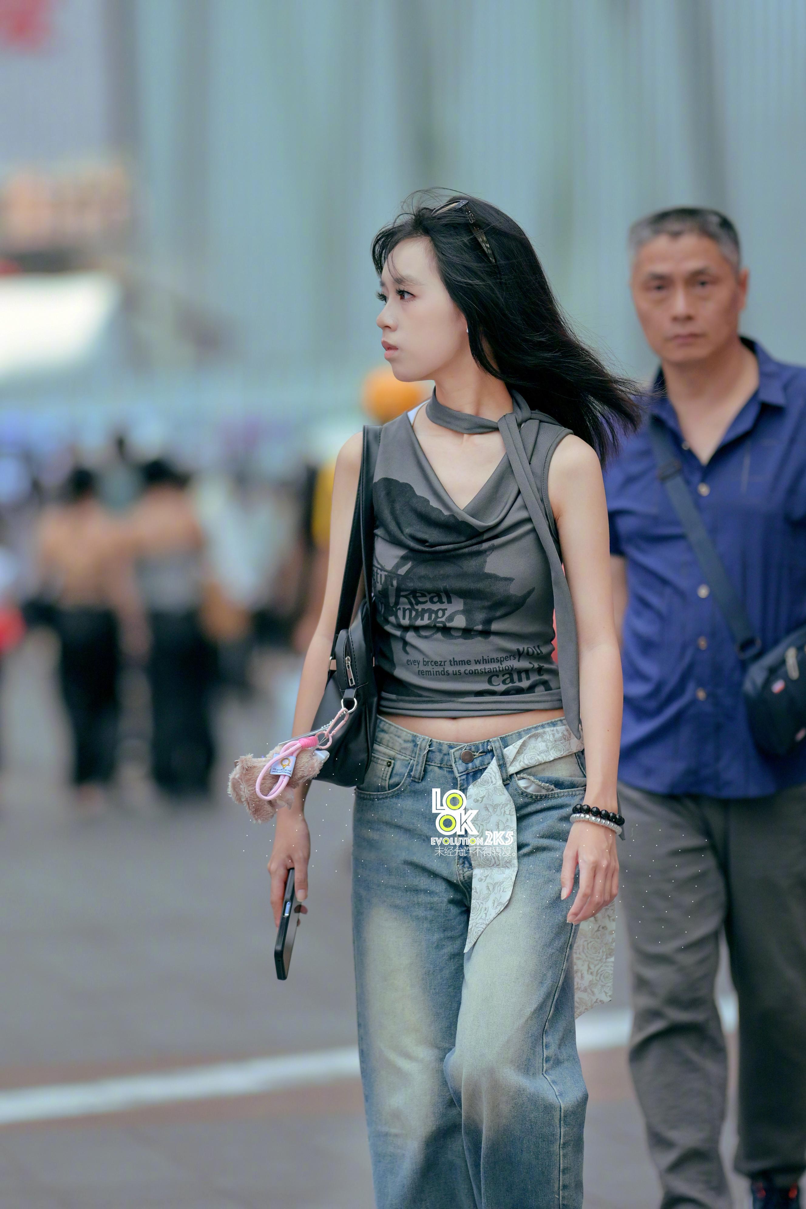 小姐姐穿搭有个性哈​​​