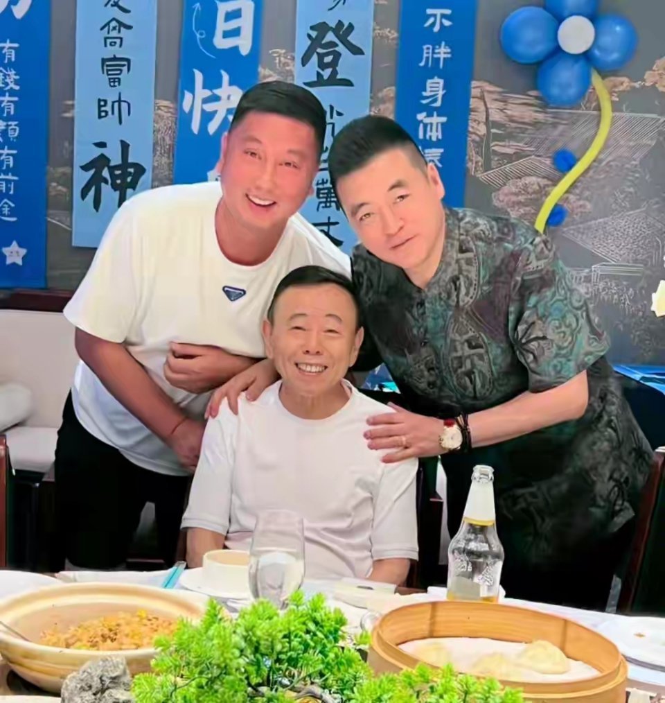 潘长江69岁生日！徒弟魏三携众师兄弟为其庆祝，喝五粮液乐开了花