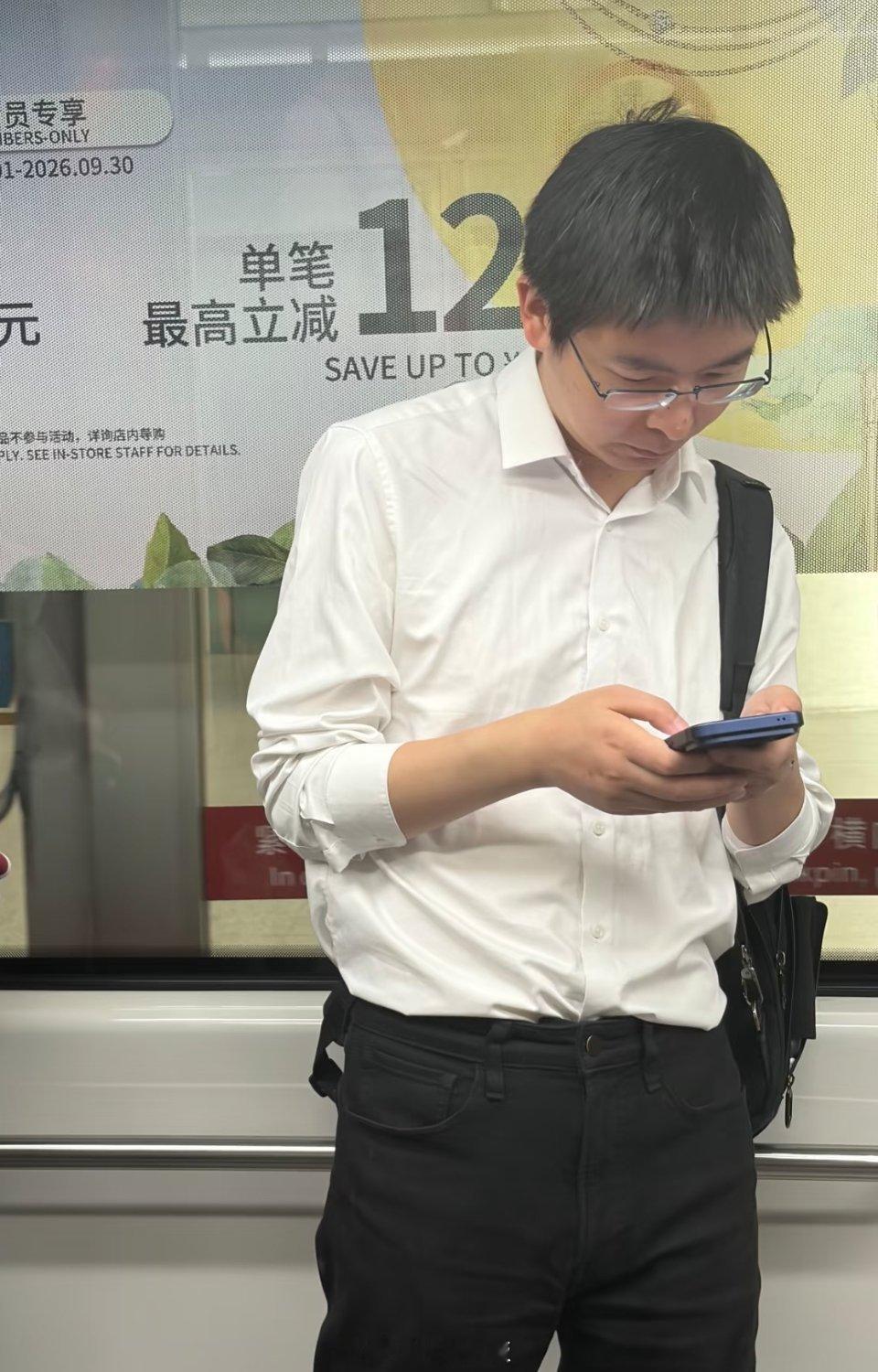 网友赶航班偶遇宇树科技王兴兴，还是一身熟悉的穿搭。​
